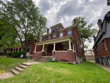 Main picture of 387 1/2 W 8th Ave