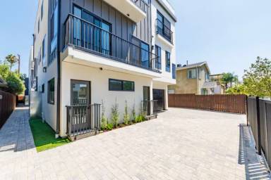 Main picture of 1330 Tamarind Ave