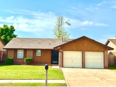Main picture of 738 W Perry Dr