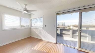 Main picture of 621 Manhattan Beach Blvd