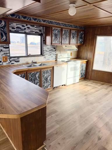 Main picture of 900 Eve Dr