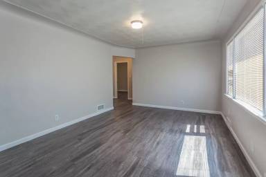 Main picture of 2327 W 6th St