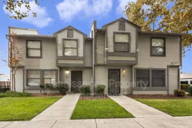 Main picture of 35 E 7th St