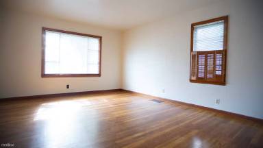 Main picture of 402 S Mitchell St