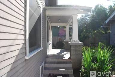Main picture of 820 1/2 Newport Ave