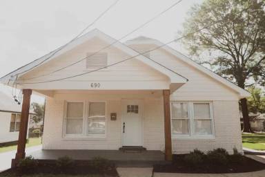 Main picture of 690 McConnell St