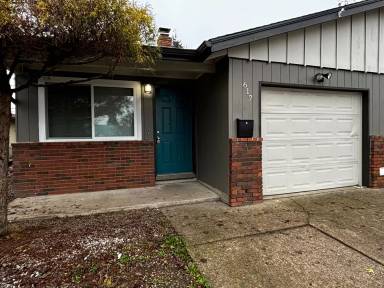 Main picture of 615 NW Walnut Blvd
