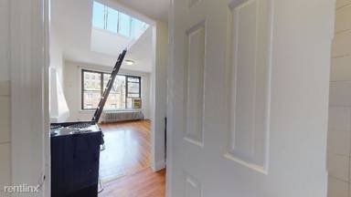 Main picture of 31 W 8th St