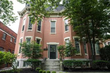 Main picture of 433 E Town St