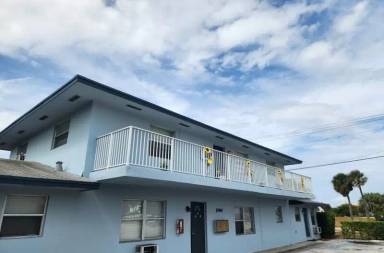 Main picture of 1090 W Blue Heron Blvd