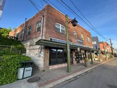 Main picture of 834 Bay St