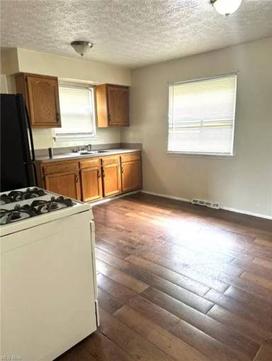 Main picture of 4753 E 177th St