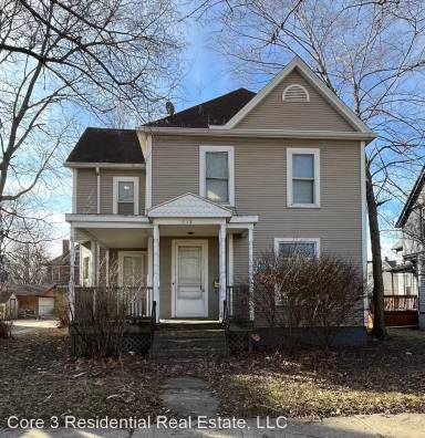 Main picture of 915 S Center St