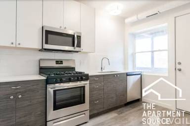 Main picture of 1704 W Glenlake Ave