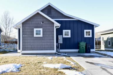 Main picture of 879 Cottage Park Ln