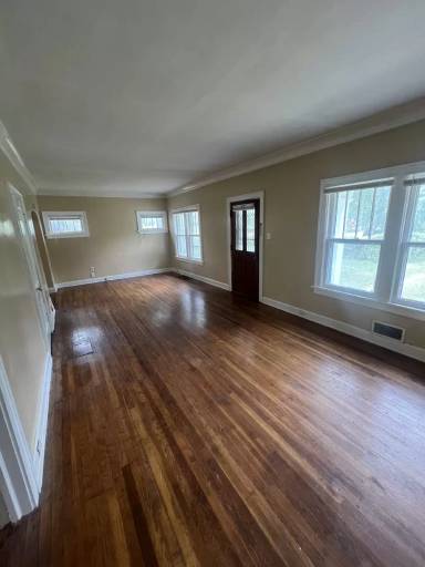 Main picture of 2401 E 73rd St