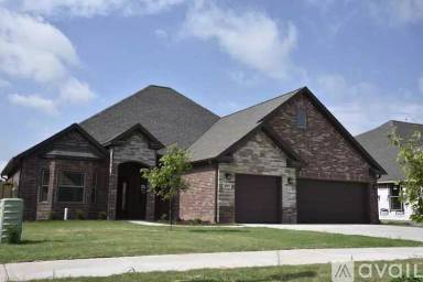 Main picture of 2301 SW Tupelo Ave