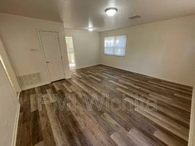 Main picture of 1909 N Jeanette Ave