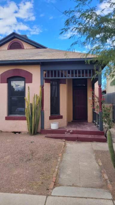 Main picture of 329 E 12th St