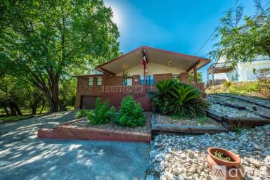 Main picture of 1267 E Common St