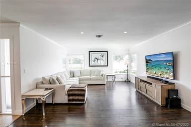 Main picture of 8370 N Kendall Dr