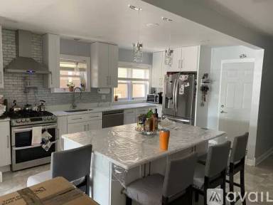 Main picture of 6808 N Hamlin Ave