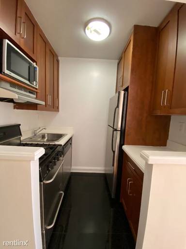Main picture of 355 W 52nd St