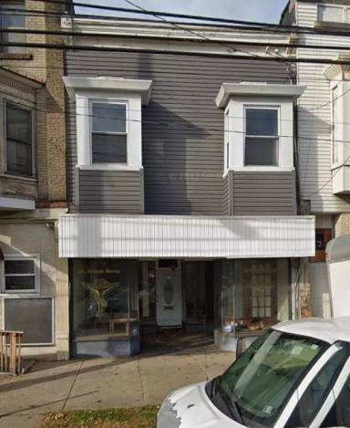 Main picture of 141 E Main St
