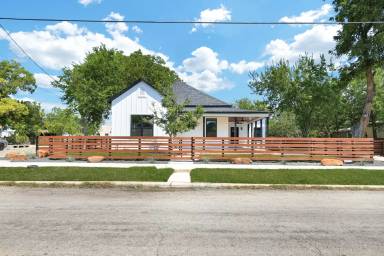 Main picture of 2425 Monterey St