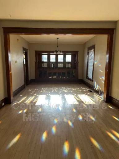 Main picture of 141 6th St NW