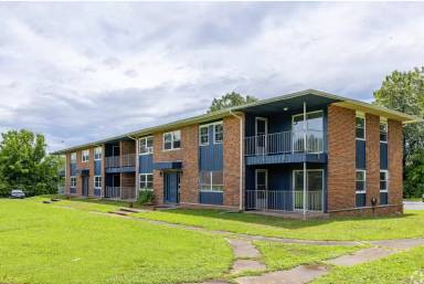 Main picture of 305 N Robinson Cir