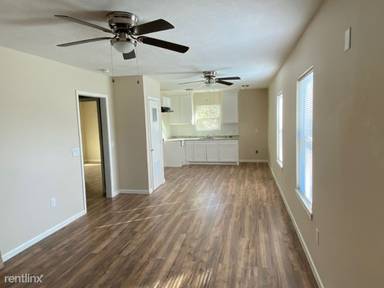 Main picture of 8319 Peachtree St