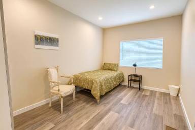 Main picture of 702 Crenshaw Blvd
