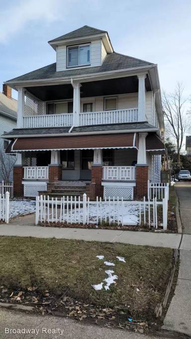 Main picture of 10901 Almira Ave