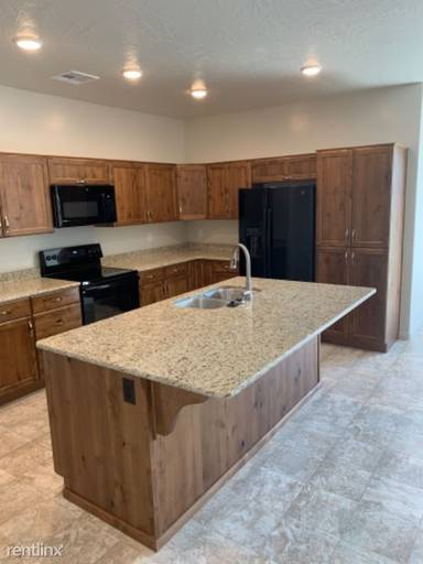 Main picture of 140 W Center St