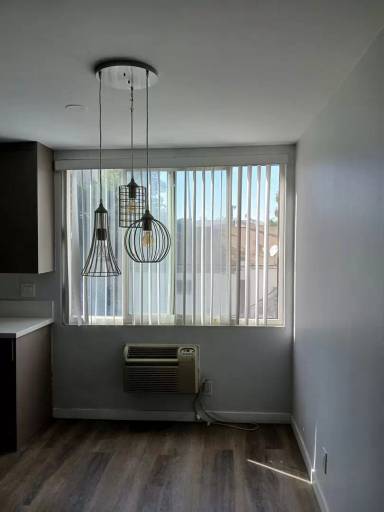 Main picture of 1611 N Hobart Blvd