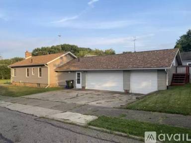 Main picture of 2617 Maple Ave NE