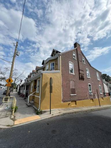 Main picture of 240 E Hamilton St