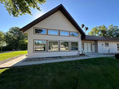 Main picture of 213 7th St NE