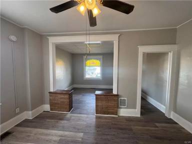 Main picture of 113 E Madison St