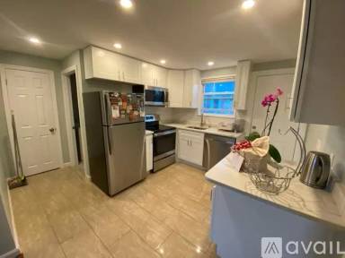Main picture of 32 West Ave