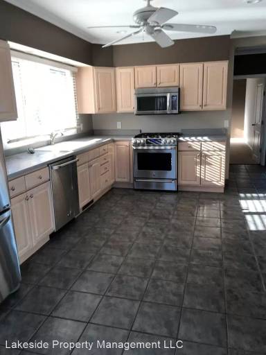 Main picture of 341 Lakeshore Dr