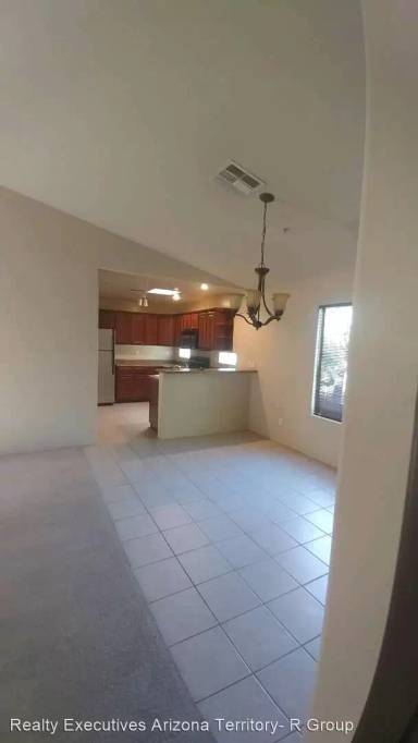 Main picture of 2515 S Pantano Pkwy