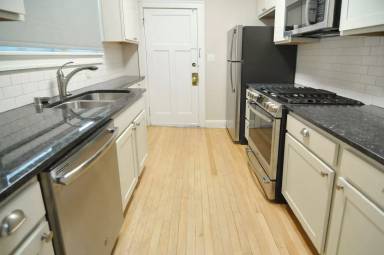 Main picture of 1236 Drake St
