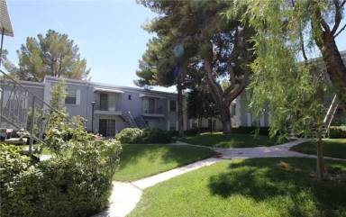 Main picture of French Oaks