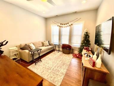 Main picture of 735 W Belmont Ave