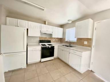 Main picture of 716 N E St