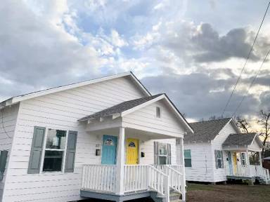 Main picture of 225 W 3rd St