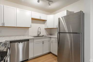Main picture of 124 Coors Blvd