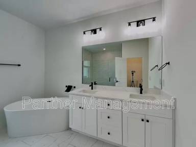 Main picture of 1422 NE 33rd Ln